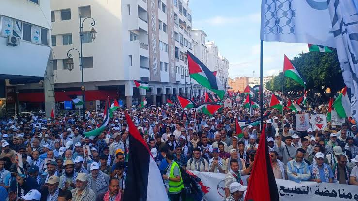 مسيرة حاشدة بالرباط في ذكرى “طوفان الأقصى”: آلاف المغاربة يجددون رفض التطبيع ودعمهم لفلسطين