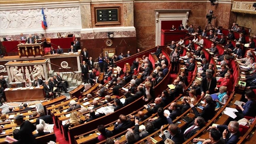 فرنسا تراجع علاقتها بالجزائر.. البرلمان يدين اتفاق الهجرة التاريخي
