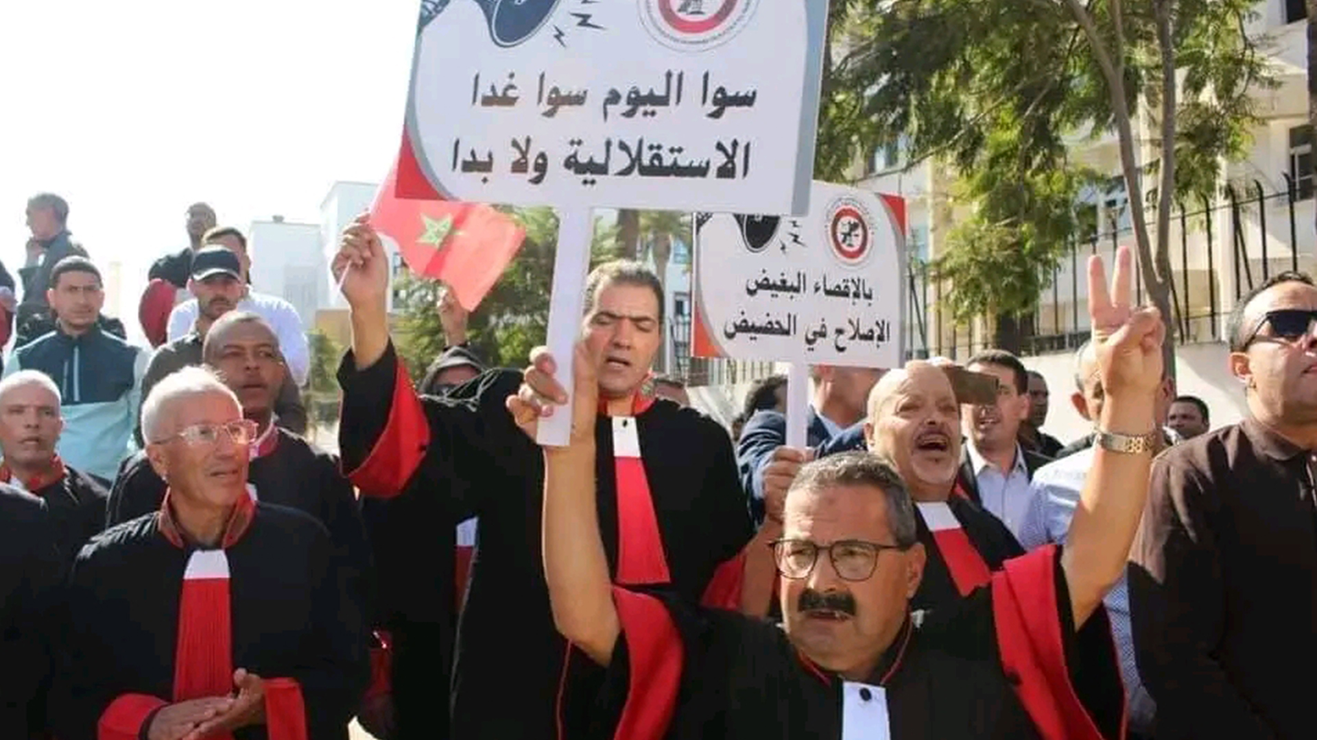 المفوضون القضائيون يهاجمون تصريحات وهبي ويحذرون من “تشويه” مهنتهم