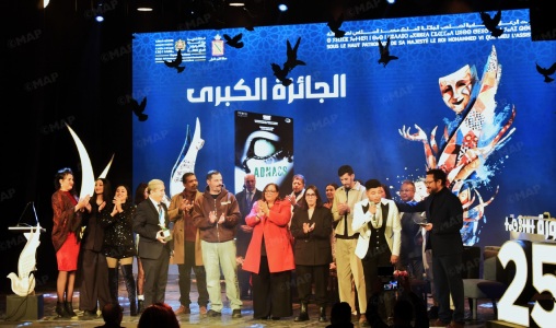 «أدناس» تتوج بالجائزة الوطنية الكبرى للمسرح وتحصد أربع جوائز في مهرجان خريبكة