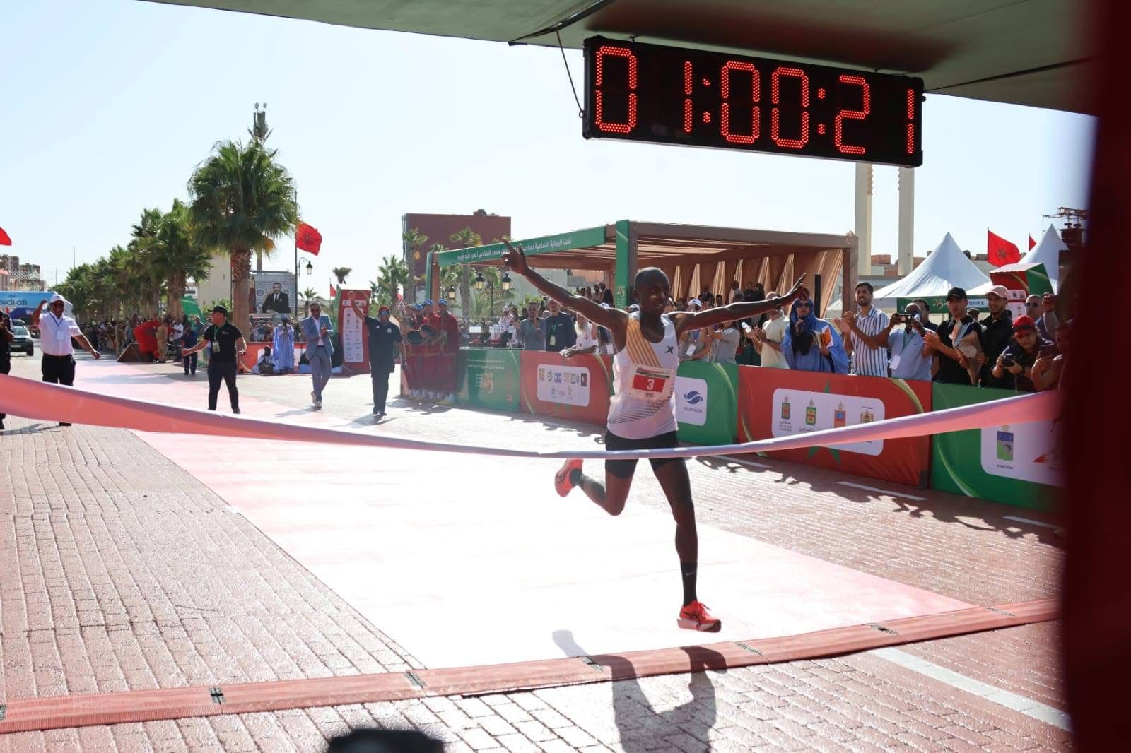 العيون تحتفي بالبطل روبيرت كيتير في نصف الماراثون الدولي بعد تحطيم الرقم القياسي