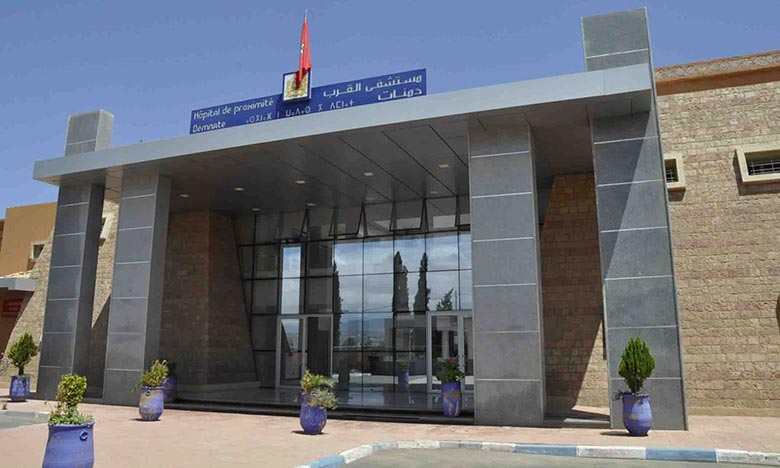 سيدة حامل تُنقل بسيارة إسعاف في دمنات وسط جدل حول الترحيل الطبي ومطالب بالتحقيق.