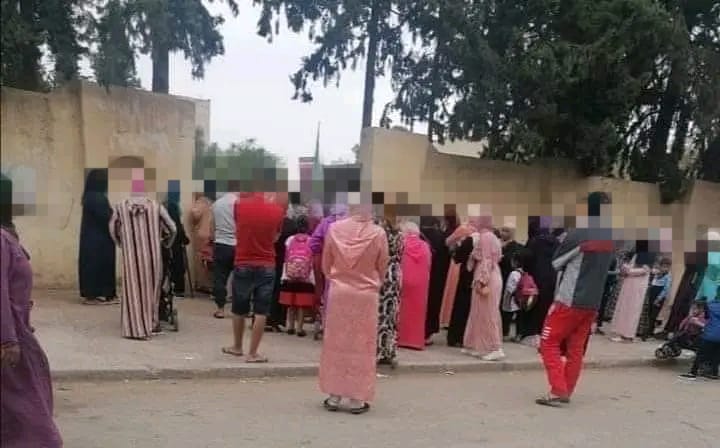 ازدحام المدارس يثير القلق.. جمعية المستهلك تُحذر من فوضى أولياء الأمور أمام المؤسسات التعليمية