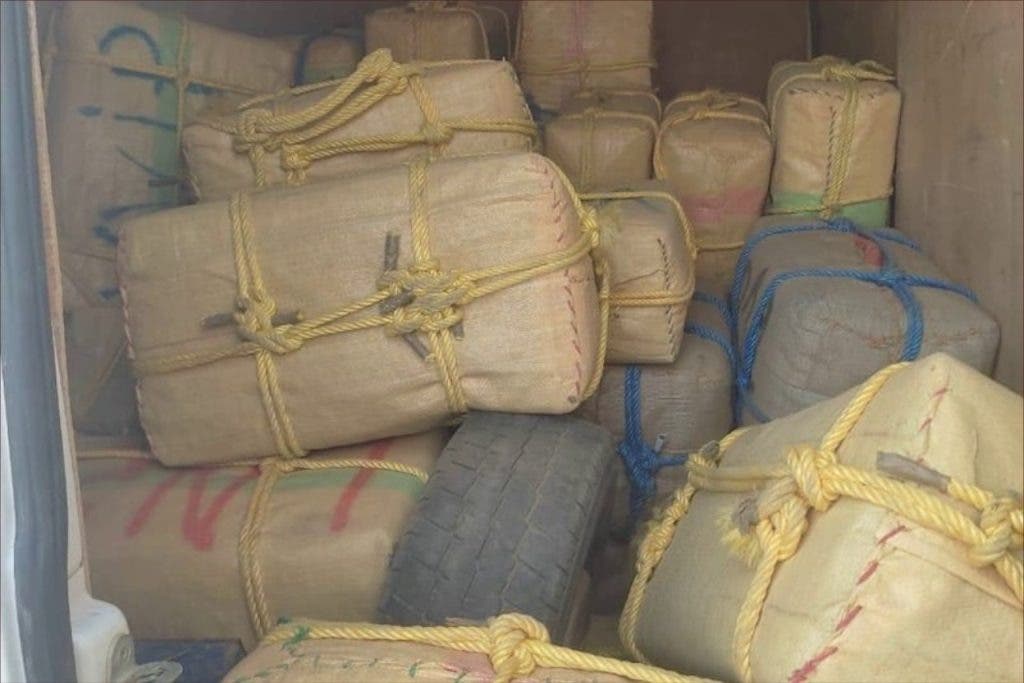 عناصر الدرك والجمارك خلال عملية حجز 30 طناً من الحشيش وزوارق فونطوم في آسفي