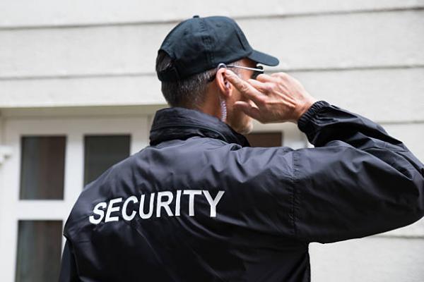 الصحة تمنع الحراس من التدخل في استقبال المرضى: هل تصلح المذكرة أعطاب المستعجلات أم تعيد إنتاج الأزمة؟
