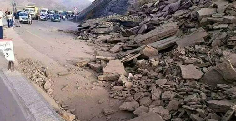 طريق تيشكا الخطير يعود إلى الواجهة بعد انهيار صخري جديد وإصابات في صفوف المسافرين