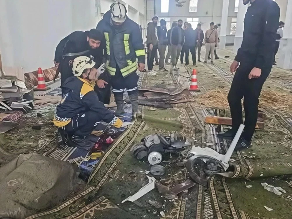 سوريا تهتز على وقع تفجير مسجد: جماعة متطرفة تتبنى الهجوم و8 قتلى في الحصيلة الأولية