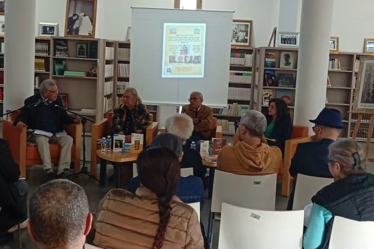 الشاعر والمترجم إدريس الملياني خلال اللقاء الأدبي في الدار البيضاء بمناسبة جائزة المغرب للكتاب 2024 عن مجموعته «غمة الكمامة»