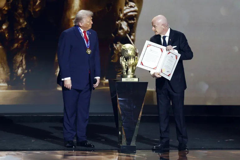 فيفا يمنح ترامب أول نسخة من جائزة السلام قبل مونديال 2026