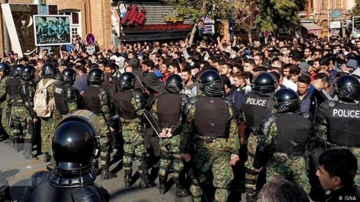 لليوم الخامس: احتجاجات غلاء المعيشة تشعل مدن جنوب غربي إيران واعتقالات تطال عشرات المحتجين