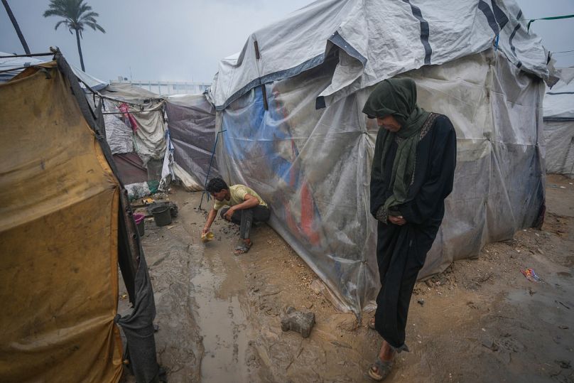 عواصف الشتاء تُفاقم أزمة الإيواء في غزة: 65 ألف أسرة تضررت وأكثر من مليون بحاجة عاجلة لمأوى