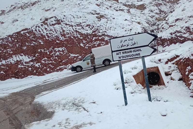 ثلوج كثيفة تعزل إغيل مكون… والسلطات بتنغير تعبّئ الآليات لفتح الطرق