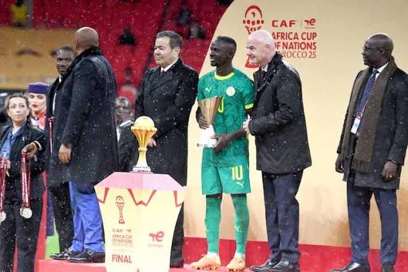 الأمير مولاي رشيد يسلم كأس إفريقيا للأمم للسنغال