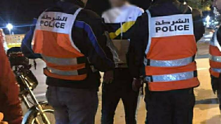 توقيف شخص في حالة هيجان بعد تخريب سيارات بجليز ومقاومة الأمن بسلاح أبيض