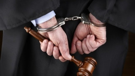 انتحال صفة وكيل الملك يقود إلى توقيف مشتبه فيه متلبسًا بالابتزاز