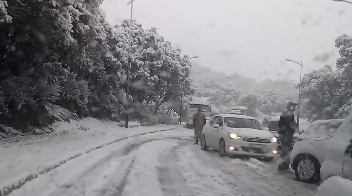 نشرة إنذارية: ثلوج كثيفة وأمطار قوية وموجة برد بعدة أقاليم من الجمعة إلى الثلاثاء