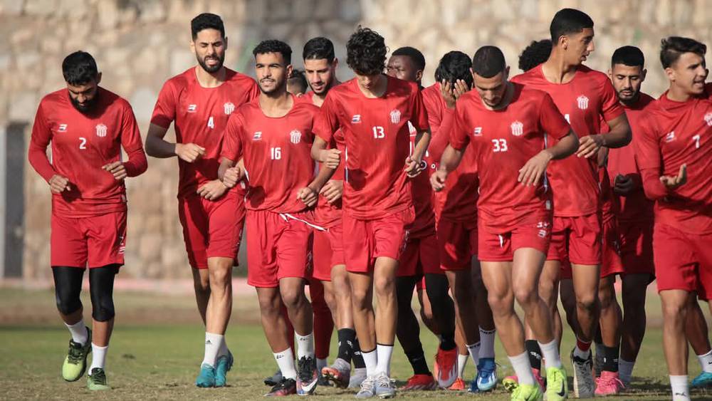 الفيفا تعاقب حسنية أكادير بمنع الانتدابات بسبب نزاع مالي مع مهاجم كونغولي
