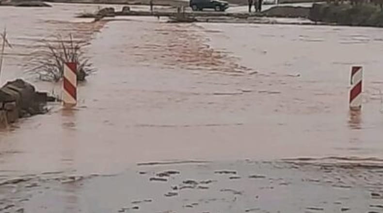 سيول واد ملوية تقطع الطريق بين بومية وتونفيت بإقليم ميدلت