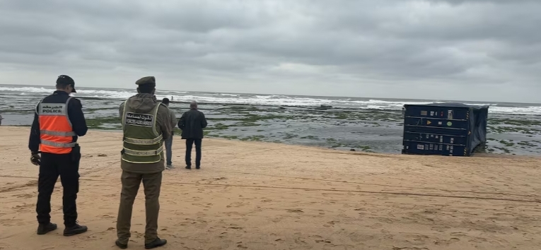 حادث سفينة “Ionikos” يبعثر 85 حاوية بسواحل الدار البيضاء وإغلاق الميناء احترازيا