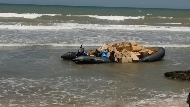 إحباط تهريب نصف طن من الشيرا بساحل طنجة وحجز زورق مطاطي