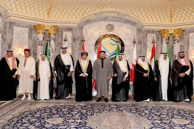 الملك محمد السادس يجري اتصالات مع قادة الخليج ويؤكد: أمن دول الخليج من أمن المغرب