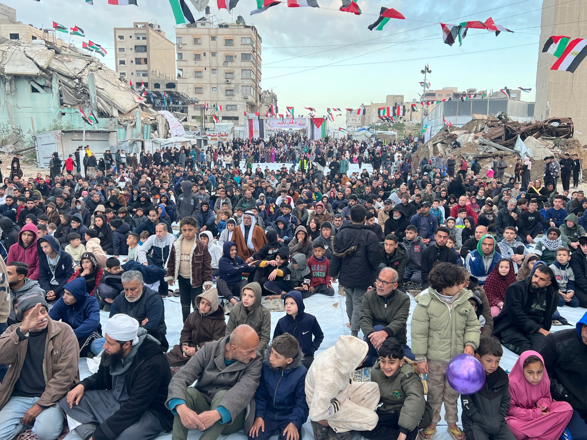 عيد الفطر في غزة بين الركام… صلاة وسط الدمار وآمال بإعادة الإعمار