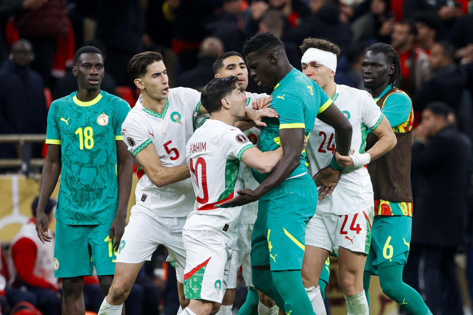 الكاف تحسم نهائي “كان 2025”: فوز اعتباري للمغرب على السنغال وقرارات تأديبية جديدة