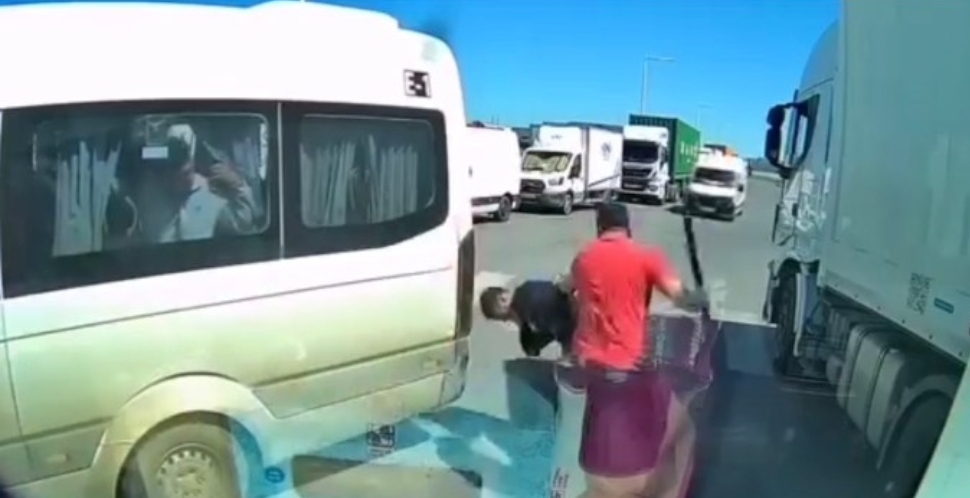 اعتداء صادم .. سائق حافلة يهاجم سائق شاحنة بهراوة بسبب أسبقية المرور