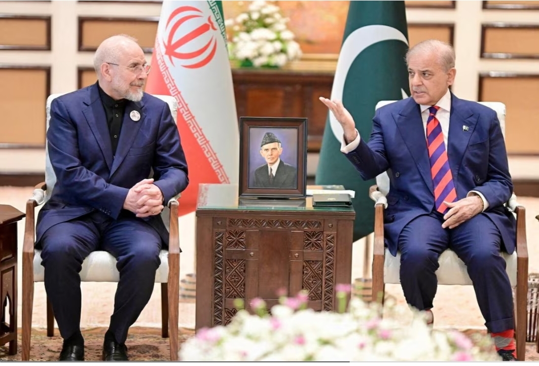 واشنطن وطهران على طاولة واحدة في إسلام آباد.. مضيق هرمز يعقّد مفاوضات إنهاء الحرب