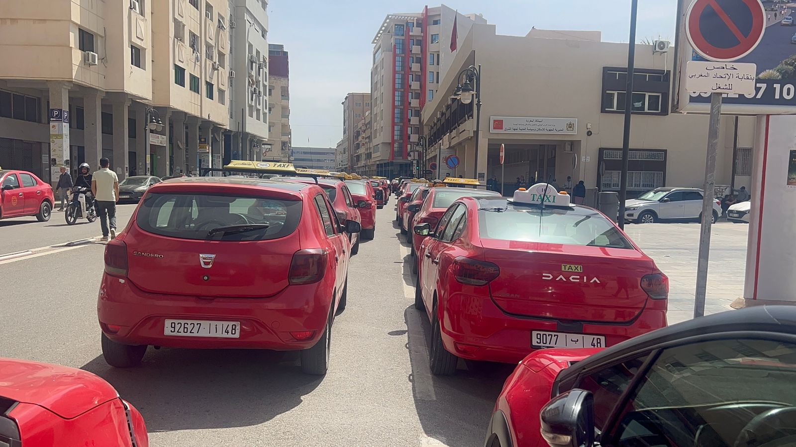 وجدة: سائقي الطاكسيات الصغار يحتجون للمطالبة برفع التسعيرة