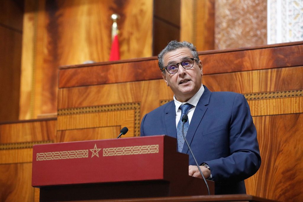 أخنوش يهاجم منتقدي حصيلة حكومته: “نرفض التبخيس والمغاربة يميزون بين من يشتغل ومن يعلّق”