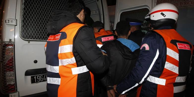 توقيف شخصين متورطين في ترويج عملة مزورة والنصب بطريقة “السائل الأسود”