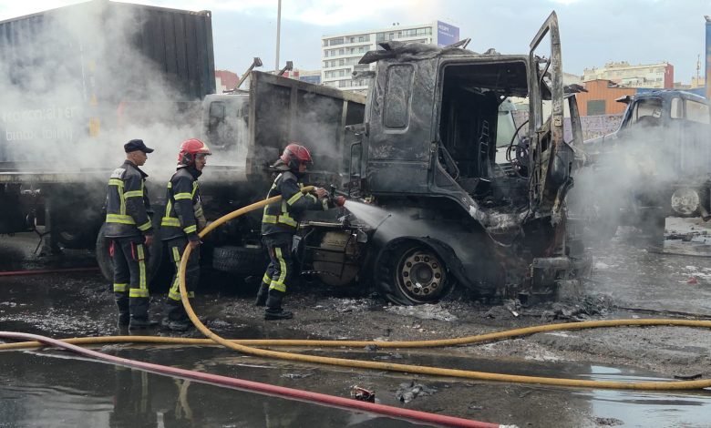حريق ضخم يحول شاحنات إلى رماد بمنطقة أنفا في الدار البيضاء
