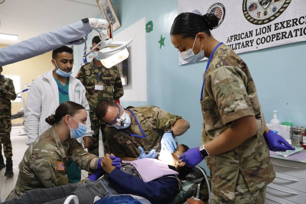 في قلب الصحراء المغربية.. مناورات الأسد الإفريقي تقود مبادرات طبية لفائدة أطفال الداخلة