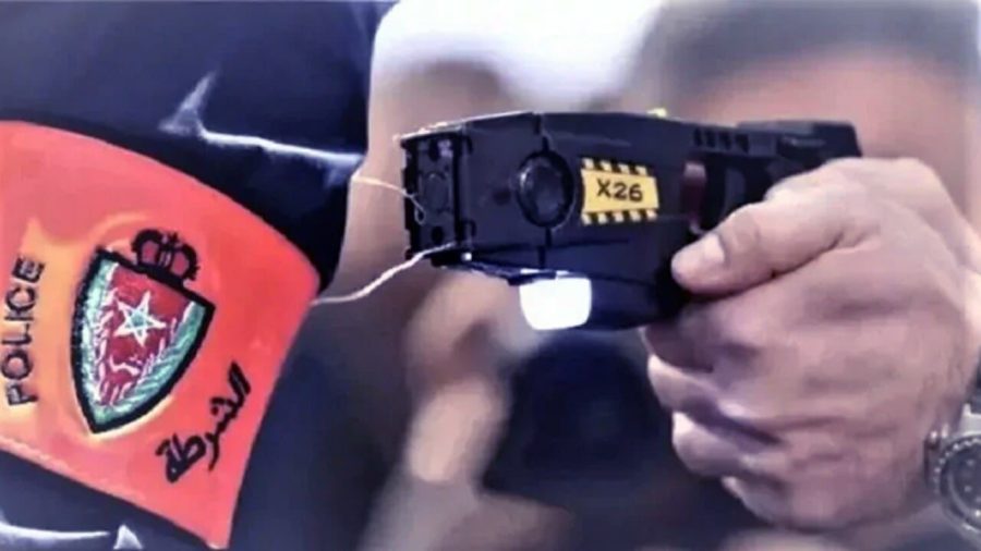 استعمال السلاح و”TASER” لتوقيف شخص خطير هدد أمن المواطنين وعناصر الشرطة