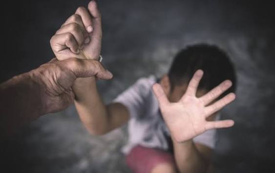 بعد تداول واقعة تعنيف طفل .. أمن سطات يوقف الأب المشتبه فيه