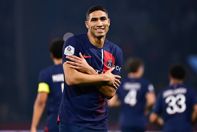 أشرف حكيمي يواصل التألق.. الدولي المغربي ضمن التشكيلة المثالية للدوري الفرنسي