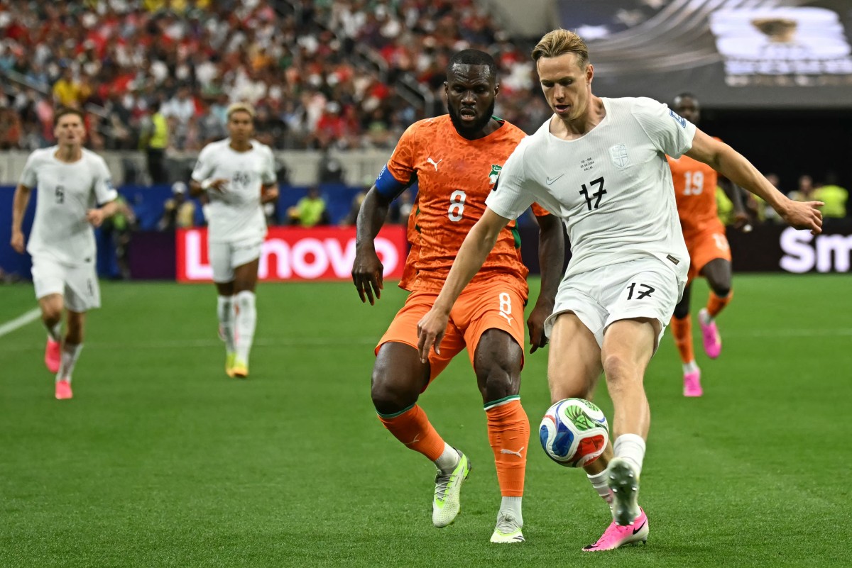 Norway's defender #17 Torbjorn Heggem (R) fights for the ball with Ivory Coast's midfielder #08 Franck Kessie during the 2026 World Cup round of 32 football match between Ivory Coast and Norway at the Dallas Stadium in Arlington on June 30, 2026. (Photo by Paul ELLIS / AFP)