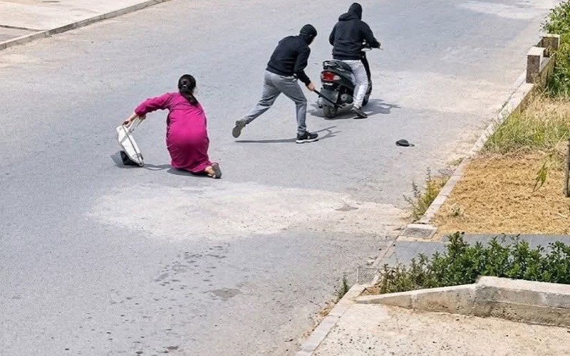 بعد فيديو أثار استياءً واسعاً.. توقيف المتورطين في سرقة شابة ببوقنادل
