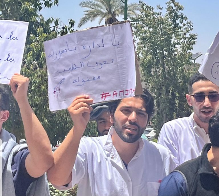 أطباء المركز الاستشفائي الجامعي بمراكش يصعدون احتجاجاتهم بسبب تأخر الأجور لأكثر من 6 أشهر