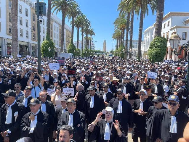 المحامون يصعدون ضد مشروع قانون المحاماة.. واعتصام مفتوح ينذر بتفاقم أزمة العدالة