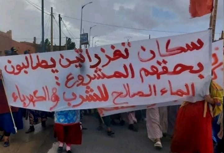 ساكنة تغزراتين تحتج للمطالبة بالماء والكهرباء وفك العزلة