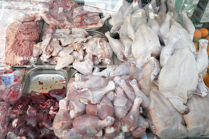 حملة مباغتة بسوق إزيكي تنتهي بحجز وإتلاف مواد غذائية ولحوم دجاج