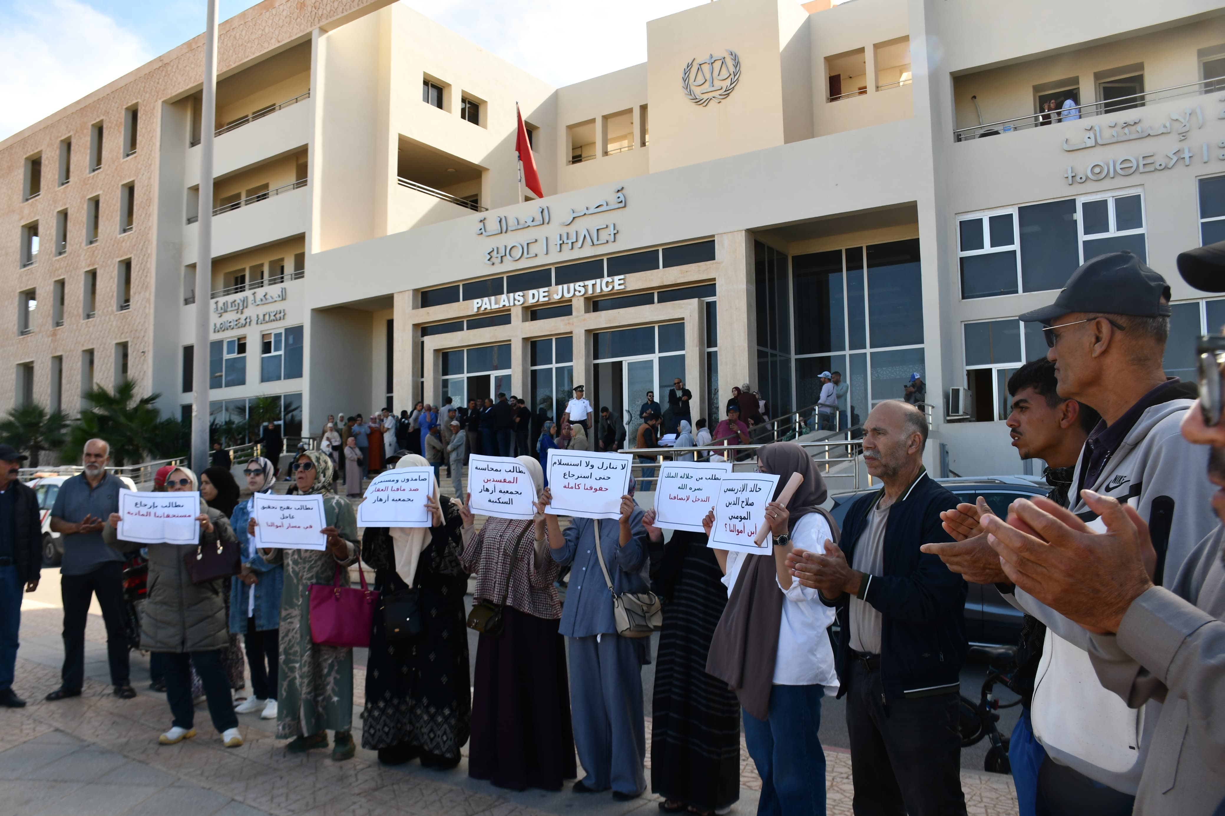 وجدة: ضحايا «الوهم العقاري» بينهم أفراد من الجالية المغربية يحتجون ويطالبون باسترجاع أموالهم وإنزال أقصى العقوبات بالمتورطين
